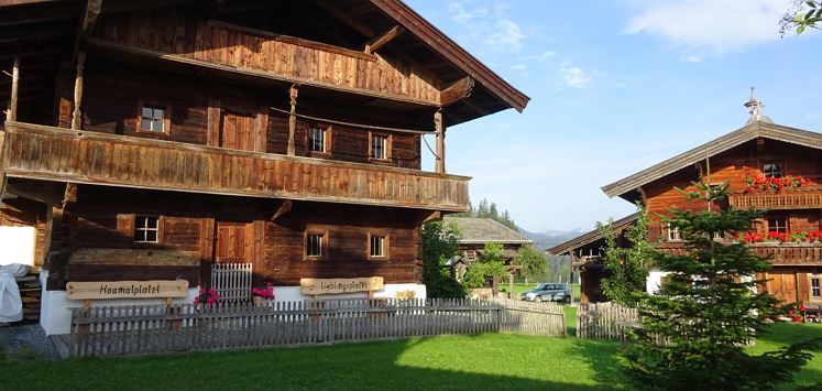 Riedhaus (links) und Wegmacher Haus (rechts)