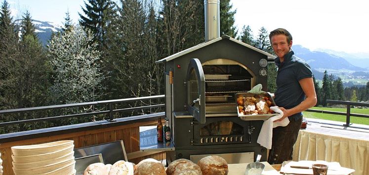 Andi beim Holzofenbrot-backen