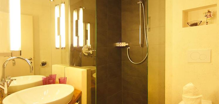 Badezimmer NEU mit Bodenheizung, Glas-Regendusche